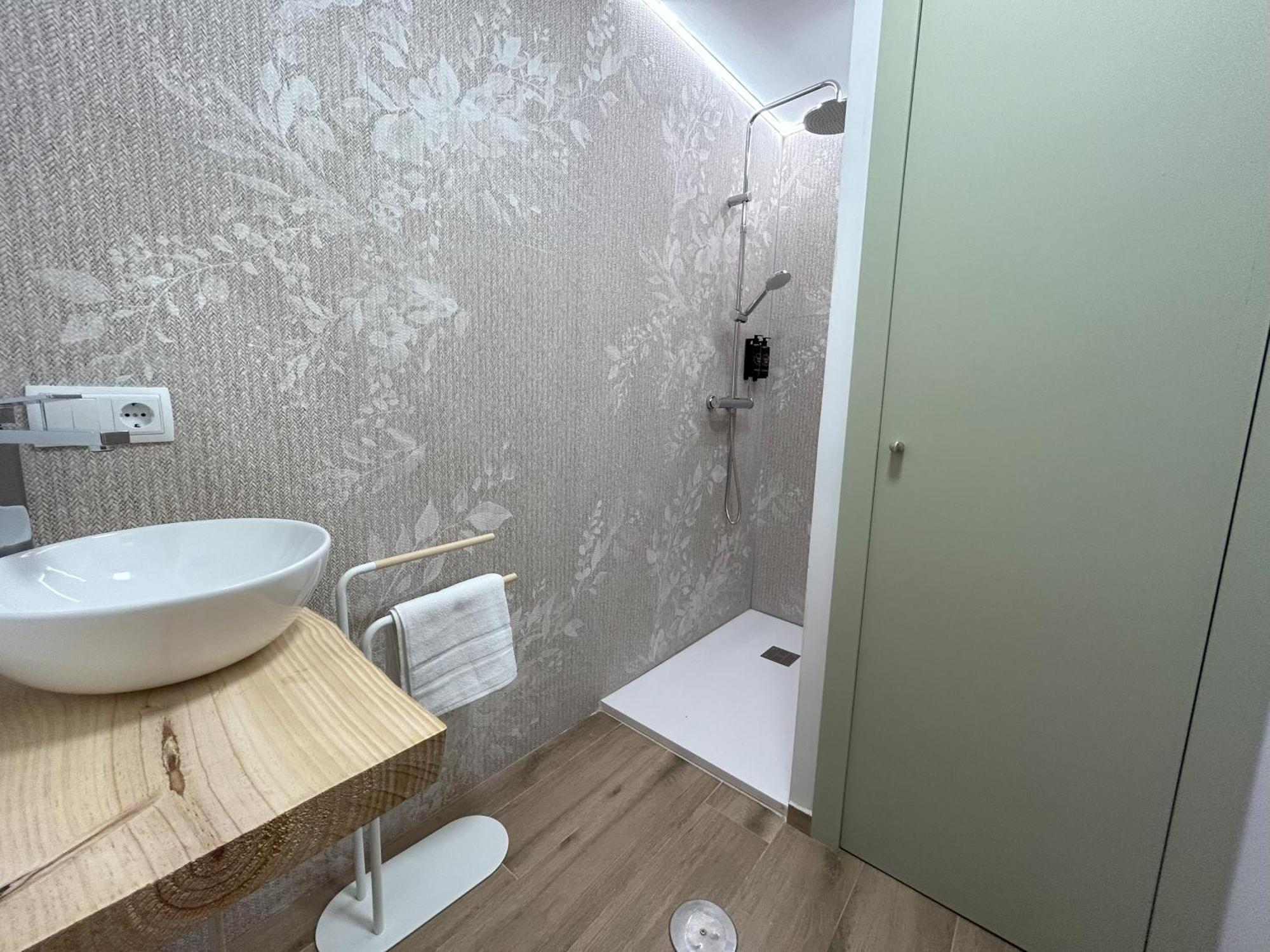 Edificio Amarillo En El Barrio Apartment อาลิกันเต ภายนอก รูปภาพ