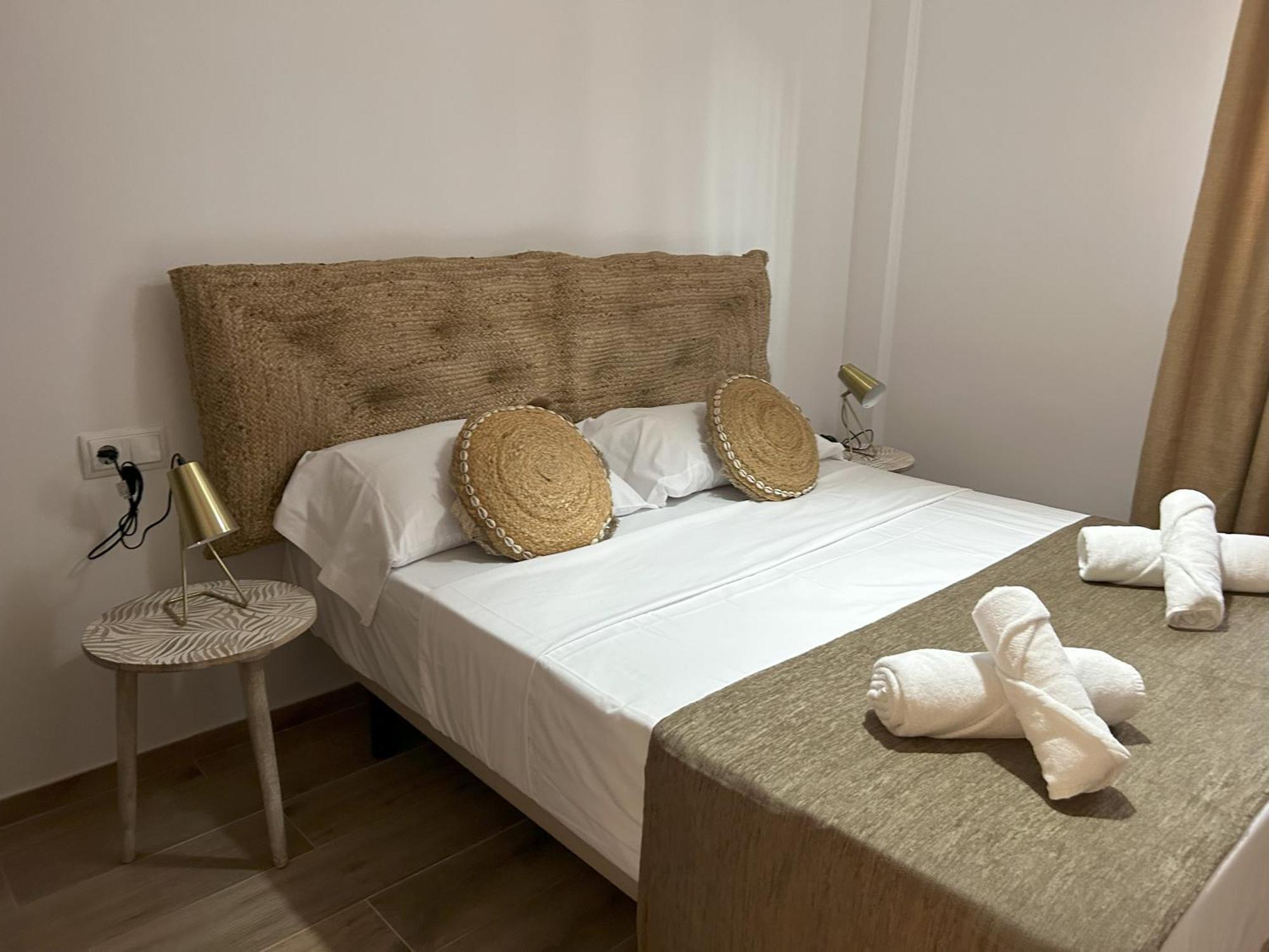 Edificio Amarillo En El Barrio Apartment อาลิกันเต ภายนอก รูปภาพ