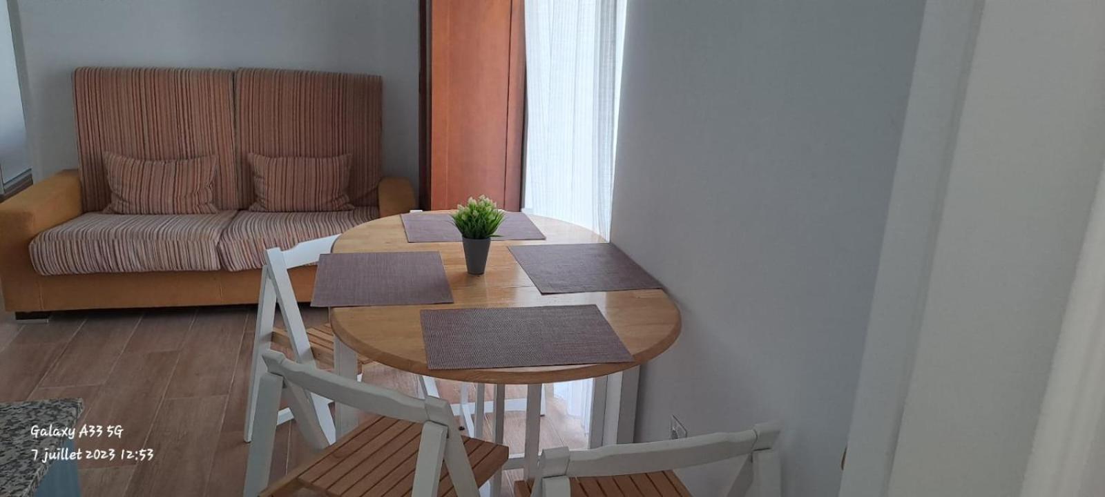 Edificio Amarillo En El Barrio Apartment อาลิกันเต ภายนอก รูปภาพ