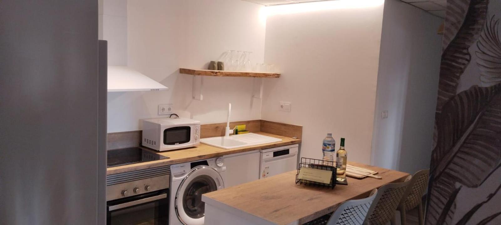 Edificio Amarillo En El Barrio Apartment อาลิกันเต ภายนอก รูปภาพ